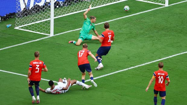 Soccer Football - FIFA World Cup 2026 - Quarter Final - Norway v England - Miami Stadium, Miami Gardens, Florida, U.S. - July 11, 2026 England's Jude Bellingham scores their first goal past Norway's Orjan Nyland REUTERS/Marco Bello