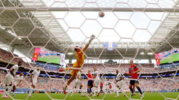 Soccer Football - FIFA World Cup 2026 - Quarter Final - Norway v England - Miami Stadium, Miami Gardens, Florida, U.S. - July 11, 2026 England's Jordan Pickford dives after Norway's Kristoffer Ajer heads at goal and hits the crossbar REUTERS/Dylan Martinez