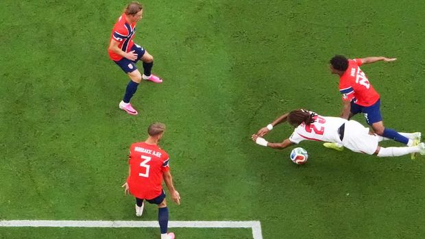 Soccer Football - FIFA World Cup 2026 - Quarter Final - Norway v England - Miami Stadium, Miami Gardens, Florida, U.S. - July 11, 2026 Norway's Oscar Bobb concedes a penalty against England's Djed Spence REUTERS/Dylan Martinez