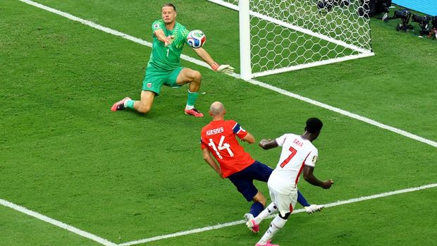 Soccer Football - FIFA World Cup 2026 - Quarter Final - Norway v England - Miami Stadium, Miami Gardens, Florida, U.S. - July 11, 2026 Norway's Orjan Nyland makes a save from England's Bukayo Saka REUTERS/Marco Bello