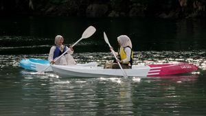 Paddle Board Jadi Daya Tarik Danau Lhok Gaca