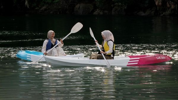 Paddle Board Jadi Daya Tarik Danau Lhok Gaca