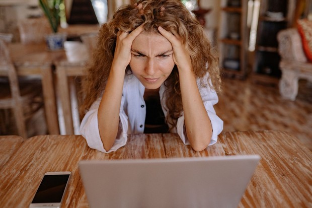 Pengertian rage booking/Foto: Pexels.com/Yan Krukau Rage booking merupakan keputusan memesan liburan secara spontan akibat emosi negatif, bukan karena keinginan menikmati perjalanan.