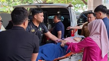 Polisi Gercep Evakuasi Wanita Keguguran di Stasiun Sawah Besar