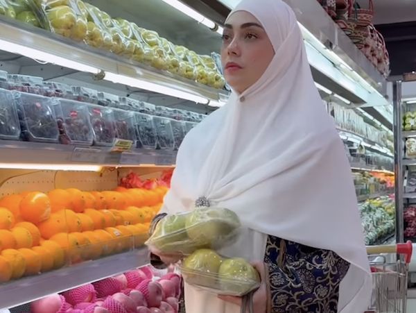 Potret Celine Evangelista saat Belanja Buah hingga Kulineran di Madinah