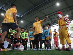 Kegiatan tersebut diikuti 100 anak berusia 8 hingga 12 tahun yang mendapatkan pelatihan dasar sepak bola secara langsung dari para profesional. ANTARA FOTO/Muhammad Iqbal