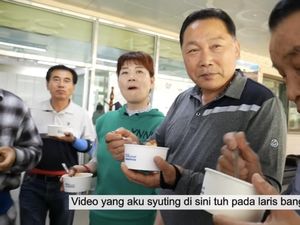 YouTuber Korea Bikin Seblak, sampai Bagi-bagi ke Orang Tua Buat Cicip!