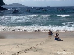 Pantai Blue Lagoon Tetap Ramai Usai Viral Turis Lokal Diusir