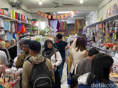 Tahun Ajaran Baru 2026, Toko ATK di Malang Ramai Diserbu Orang Tua dan Siswa