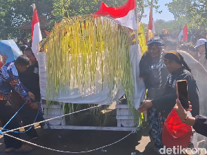 Masyarakat Pantai Sidem Tulungagung Gelar Upacara Adat Larung Sembonyo