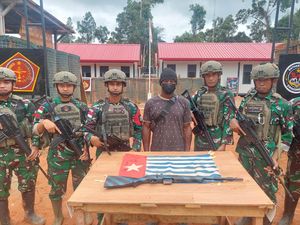 Anggota OPM di Merauke Kembali ke NKRI, Serahkan Senpi-Bendera Bintang Kejora