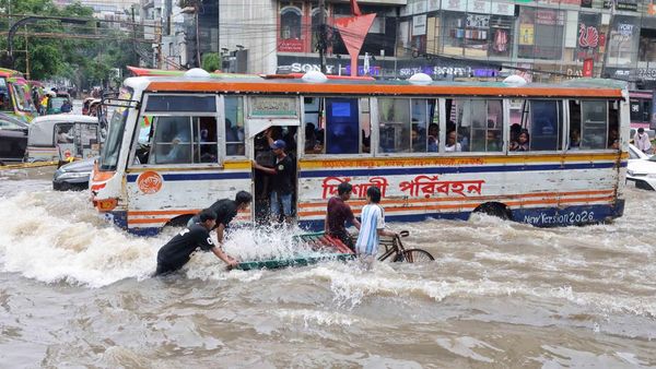 Banjir Rendam Jalanan Dhaka, Warga Terobos Genangan Demi Beraktivitas