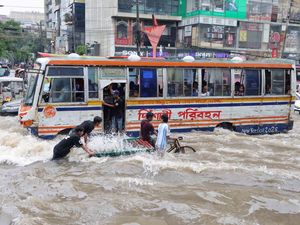 Banjir Rendam Jalanan Dhaka, Warga Terobos Genangan Demi Beraktivitas