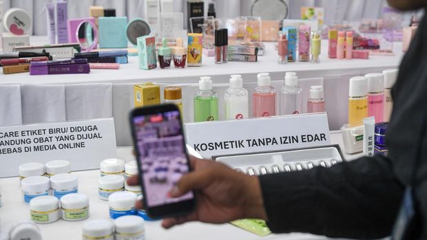 BPOM ungkap promosi dan penjualan kosmetik ilegal di platform digital Petugas BPOM menata kosmetik ilegal untuk ditampilkan pada jumpa pers hasil intensifikasi pengawasan kosmetik di kantor BPOM, Jakarta, Senin (13/7/2026). Sepanjang enam bulan pertama 2026, BPOM berhasil mengungkap 9.042 tautan yang melakukan pelanggaran promosi dan penjualan kosmetik di platform digital secara ilegal, dengan nilai ekonomi temuan kosmetik yang tidak memenuhi ketentuan mencapai Rp35,8 miliar, meningkat 10 kali lipat dibandingkan periode yang sama tahun lalu. ANTARA FOTO/Muhammad Adimaja/foc.