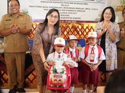Siswa SD di Gianyar Dapat Seragam Gratis di Hari Pertama MPLS