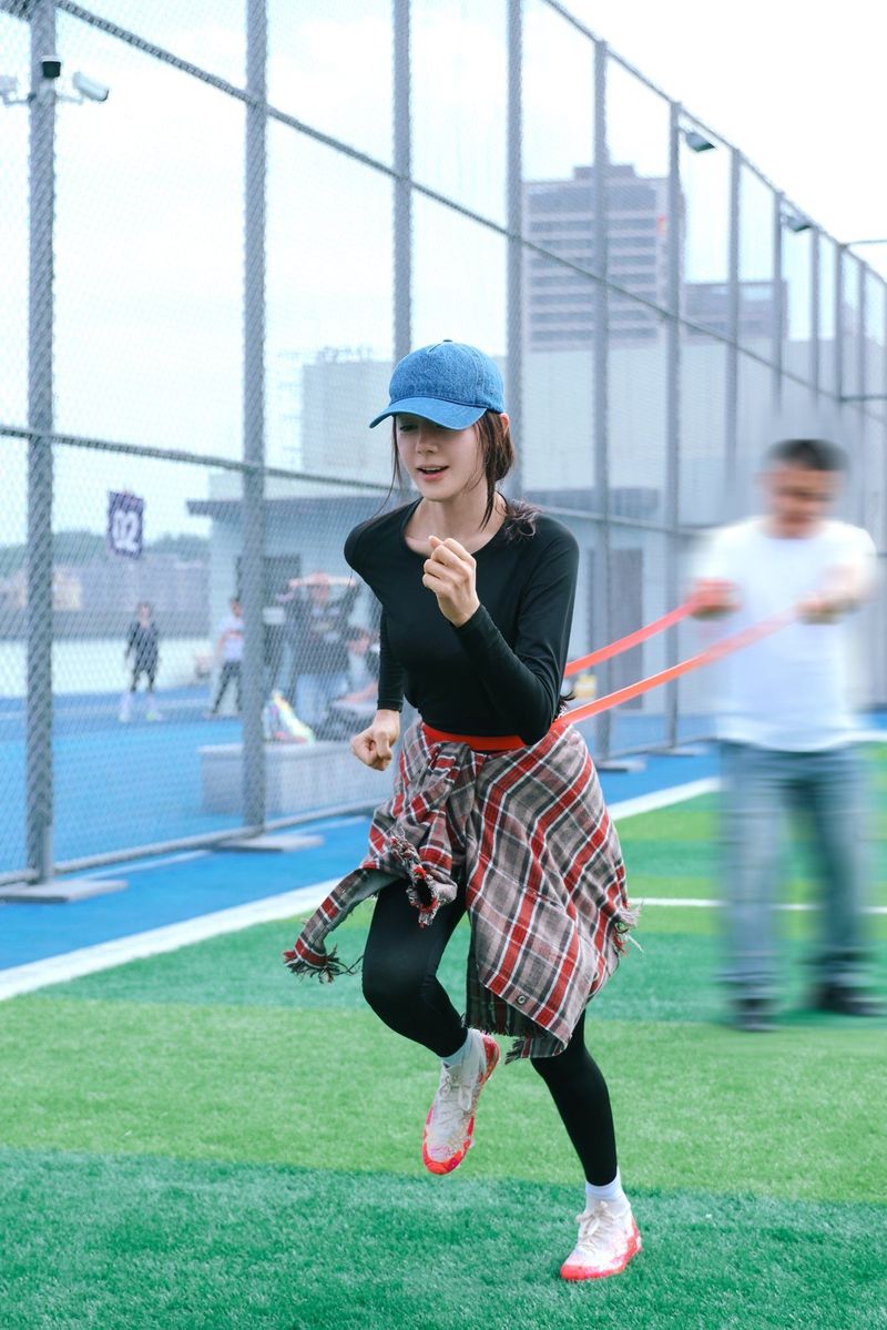 Dilraba Dilmurat bertransformasi menjadi atlet sepak bola dalam film Kung Fu Soccer.
