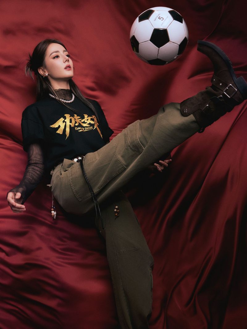 Dilraba Dilmurat bertransformasi menjadi atlet sepak bola dalam film Kung Fu Soccer.