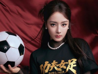 Potret Dilraba Dilmurat Jadi Striker di Film Kung Fu Soccer, Cantik Memesona