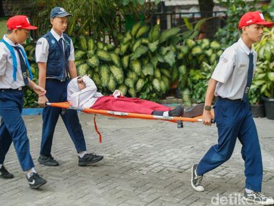 Fenomena Hari Pertama Sekolah: Siswa Mengantuk, Lemas, hingga Harus Ditandu