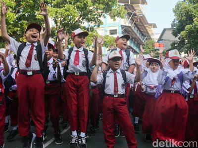 Hari Pertama Masuk Sekolah, Wajah Ceria hingga Siswa Mengantuk Warnai SDN Serua 1 Tangsel