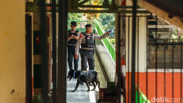 Hari Pertama Sekolah Berubah Mencekam, Gegana Sisir SDN 15 Srengseng Sawah Usai Ancaman Bom
