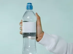 Duh! Anak Magang Kencingi Botol Minum Rekan Kerja Gegara Masalah Kantor