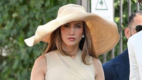 7 Gaya Ultra-chic Jennifer Lopez Nonton Wimbledon, Topi Lebar Curi Atensi