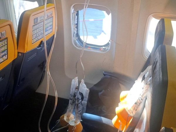 Kabin Berubah Mencekam! Jendela Pesawat Ryanair Copot di Tengah Penerbangan