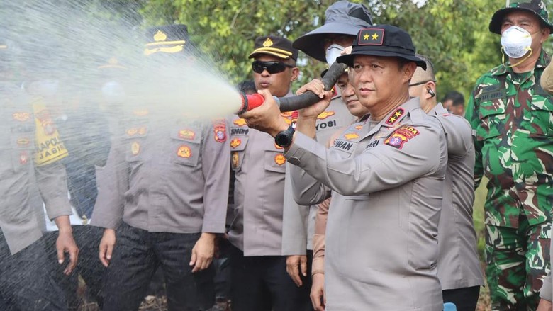 Kapolda Kalteng Terjun ke TKP Karhutla Tumbang Nusa yang Tak Kunjung Padam