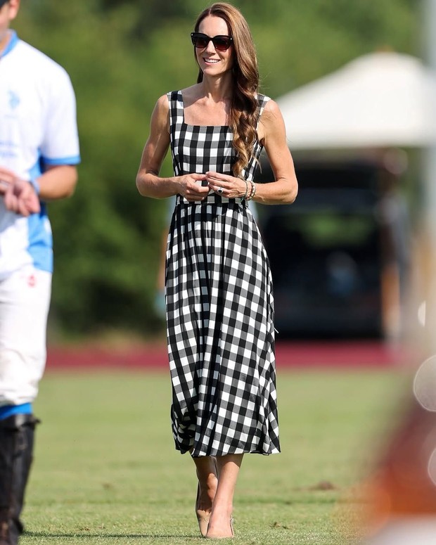 Kate Middleton mengenakan dress Gingham Hitam Putih