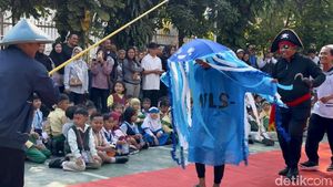 Guru dan Siswa SDN di Surabaya Cosplay Bajak Laut Sambut Murid Baru