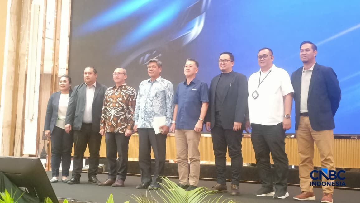 Ketua Umum Gaikindo Putu Juli Ardika (empat dari kiri) saat konvensi pers GIIAS di Hotel St Regis, Senin (13/7/2026). (CNBC Indonesia/Ferry Sandi)
