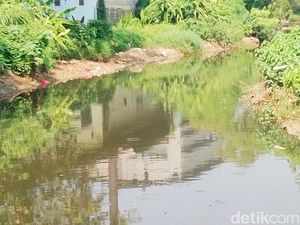 Sungai Cikereteg Karawang Menghitam, Diduga Tercemar Limbah