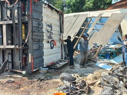 Truk Kontainer Hantam Warung di Gronggong Cirebon, 2 Orang Meninggal