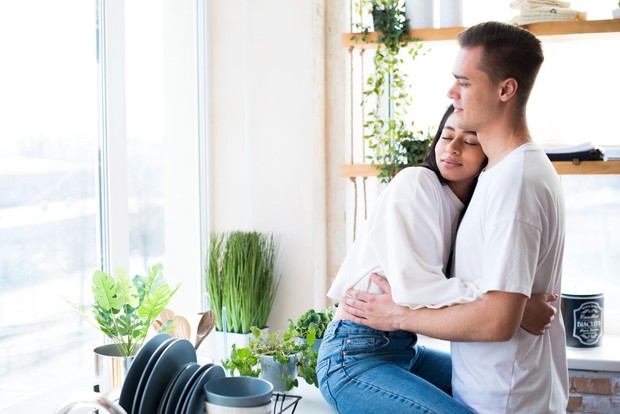 Manfaat self love membuatmu lebih mampu memilih pasangan yang mencintaimu dengan cara yang sehat/Foto: Magnific Manfaat self love membuatmu lebih mampu memilih pasangan yang mencintaimu dengan cara yang sehat. Kamu jadi lebih memahami seperti apa cinta yang tulus dan hubungan yang layak dipertahankan. Karena itu, kamu tidak lagi tertarik pada hubungan yang dipenuhi konflik dan ketidakpastian, melainkan pada relasi yang saling menghargai dan bertumbuh bersama.