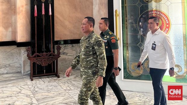 Menhan Sjafrie Kumpulkan Pejabat Satgas PKH, Kapolri Tak Terlihat Menteri Pertahanan (Menhan) Sjafrie Sjamsoeddin mengumpulkan para pejabat yang termasuk di dalam Satuan Tugas (Satgas) Penertiban Kawasan Hutan (PKH) di Kantor Kementerian Pertahanan, Senin (13/7).Dari pantauan, beberapa yang terlihat adalah Panglima TNI Jenderal Agus Subiyanto dan Jaksa Agung Sanitiar Burhanuddin.Di Satgas PKH, Sjafrie merupakan Ketua Pengarah. Sementara Sanitiar Burhanuddin merupakan Wakil Ketua Pengarah I dan Agus Subiyanto merupakan Wakil Ketua Pengarah II.