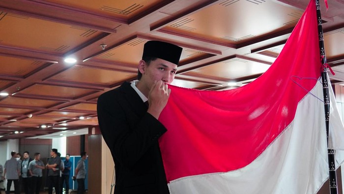 Mitchell Baker resmi menjadi WNI usai mengambil sumpah. PSSI kini tinggal menyelesaikan proses perpindahan federasi agar bisa membela Timnas Indonesia.