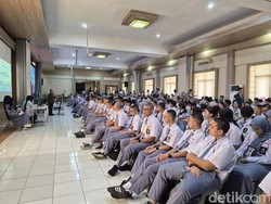 MPLS SMA Labschool Kebayoran Undang Barber buat Rapikan Rambut Siswa