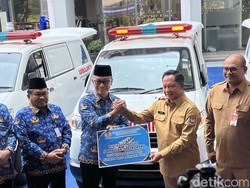 Korpri Serahkan Bantuan 5 Ambulans untuk Daerah Bencana Sumatera ke Mendagri