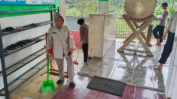 Personel Polres Lubuk Linggau Bersihkan Masjid, Jalankan Program BELIDA