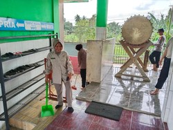 Personel Polres Lubuk Linggau Bersihkan Masjid, Jalankan Program BELIDA
