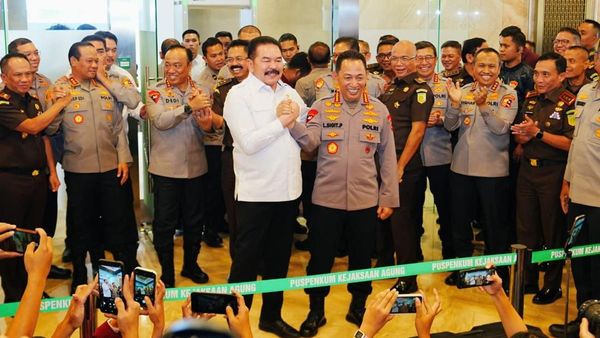 Potret Kapolri-Jaksa Agung Salam Komando, Tegaskan Solid Satu Ikatan