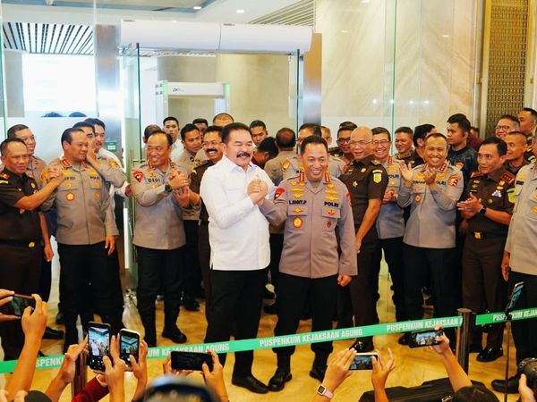 Potret Kapolri-Jaksa Agung Salam Komando, Tegaskan Solid Satu Ikatan