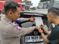 Viral Aksi Ngawur Videografer Bikin Konten-Tubuh Keluar Mobil di Tol Semarang