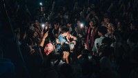 Viral Momen Manis Pria Lamar Kekasih Saat Niki Nyanyi di Prambanan Jazz