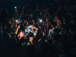 Viral Momen Manis Pria Lamar Kekasih Saat Niki Nyanyi di Prambanan Jazz