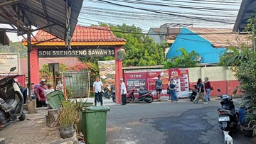 Potret Polisi Tangani Ancaman Bom di SD Jaksel saat Hari Pertama Sekolah