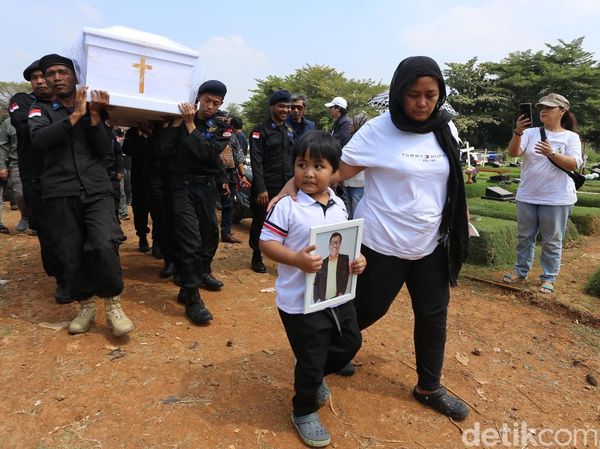 Selamat Jalan Temon! Isak Tangis Warnai Prosesi Pemakaman Sang Komedian