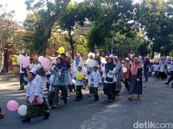 Hari Pertama Masuk Sekolah, Murid Madrasah di Lombok Timur Pawai Keliling Kota
