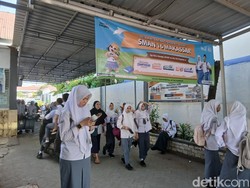 Hari Pertama Sekolah di SMA Makassar, Orang Tua Temani Sampai Upacara
